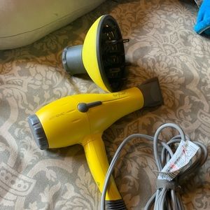 Dry bar hairdryer w/nozzles and diffuser.